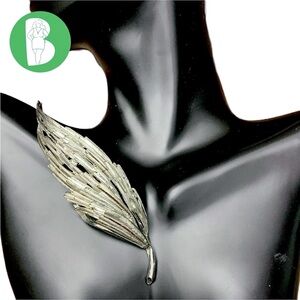 VINTAGE CIRCA 1960'S BSK SIGNED SILVER TONE DIAMOND CUT METAL BROOCH